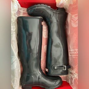 Hunter Boots. Work maybe twice, no scuffs/scratches. Shiny Grey.